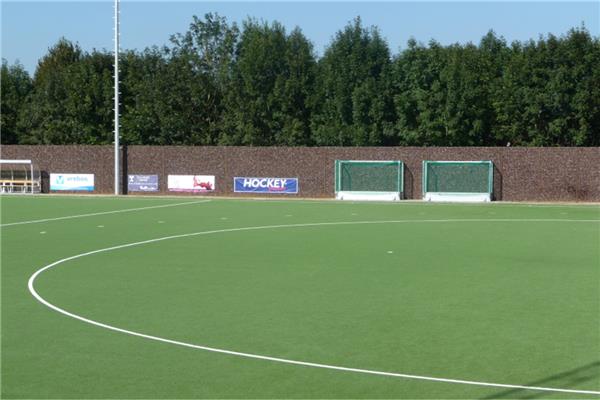 Aanleg kunstgras hockeyveld semi-water en 3 kunstgras tennisvelden Redcourt - Sportinfrabouw NV